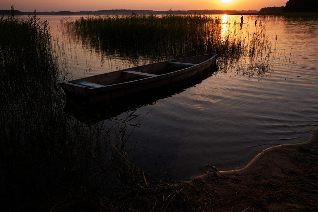 Nationalpark Žemaitija; Abendstimmung am See | Plateliai, Litauen - August 17, 2022: Nationalpark Žemaitija; Abendstimmung am See mit Boot. - Realisiert mit Pictrs.com