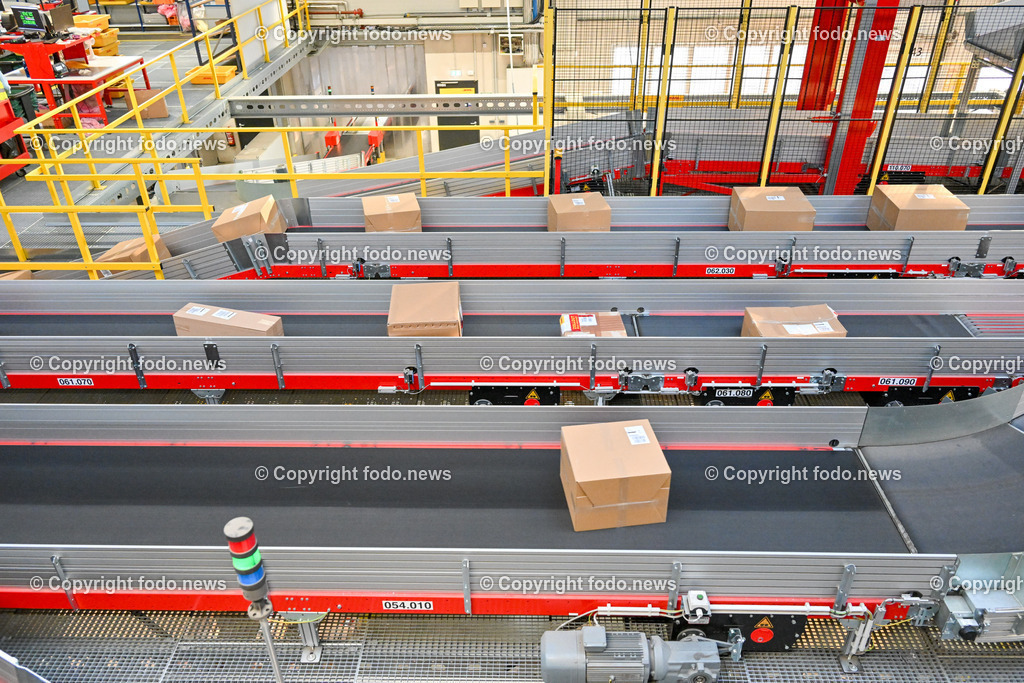 DHL Hoersching_ Warehouse_ Pakete_ Flugzeugbeladung_ 26.06.2023-29 | 26.06.2023, Linz Hoersching, AUT, DHL Hoersching, Warehouse, Flugzeugbeladung Pakete, im Bild Warehouse,  Paketsortierung