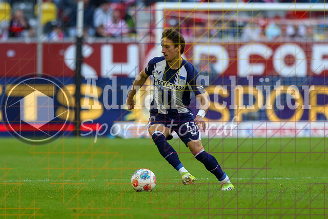 22.03.2026, GER, Fussball, Herren, 2. BL, Saison 2025/2026, Fortuna Düsseldorf - Hertha BSC Berlin | Michal Karbownik (Hertha) in Aktion am Ball, Einzelaktion 