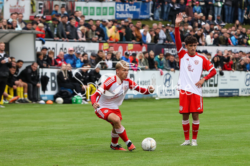 DJK Vilzing - FC Bayern Amateure | Frans KRAETZIG (FCB #13) und Younes AITAMER (FCB #17) bei einem Freistoss