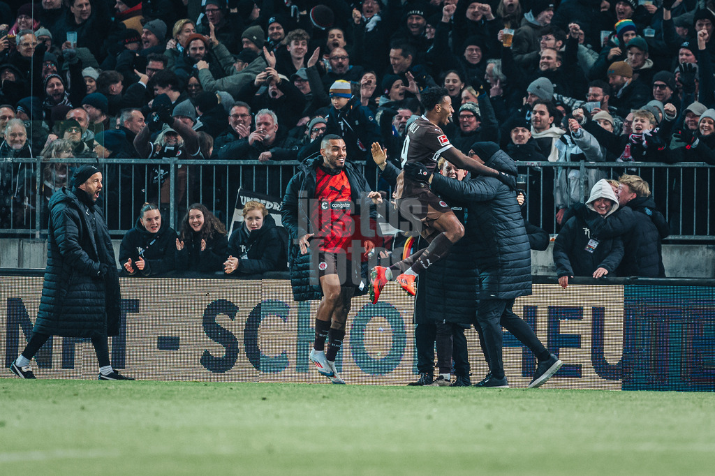 Fußball | Männer | Saison 2024/2025  | Fußball-Bundesliga | 12. Spieltag | FC St. Pauli vs. Holstein Kiel | 29.11.2024 | Morgan Guilavogui (#29, FC St. Pauli) schießt das 2:0 Tor und jubelt