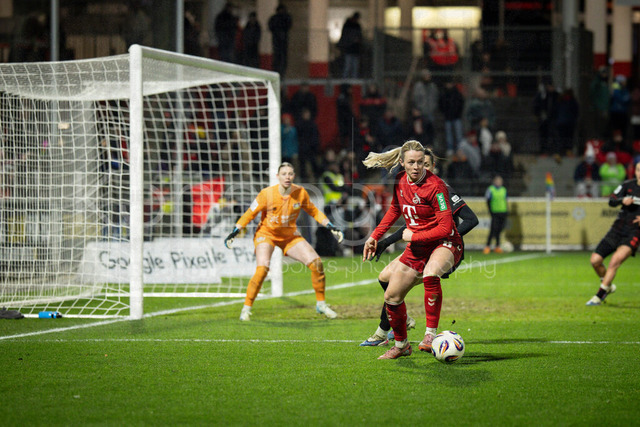 Frauen Fußball-Bundesliga; Bayer 04 Leverkusen - 1. FC Köln, 13.02.2026 | Sandra Maria Jessen (1. FC Köln, 6), links im Tor Rafaela Borggraefe (Bayer 04 Leverkusen, 12) ; Bayer 04 Leverkusen - 1. FC Köln an Spieltag 18 der Google Pixel Frauen-Bundesliga am 13.02.2026 im Ulrich-Haberland-Stadion in Leverkusen (Nordrhein-Westfalen). DFL REGULATIONS PROHIBIT ANY USE OF PHOTOGRAPHS AS IMAGE SEQUENCES AND/OR QUASI-VIDEO.