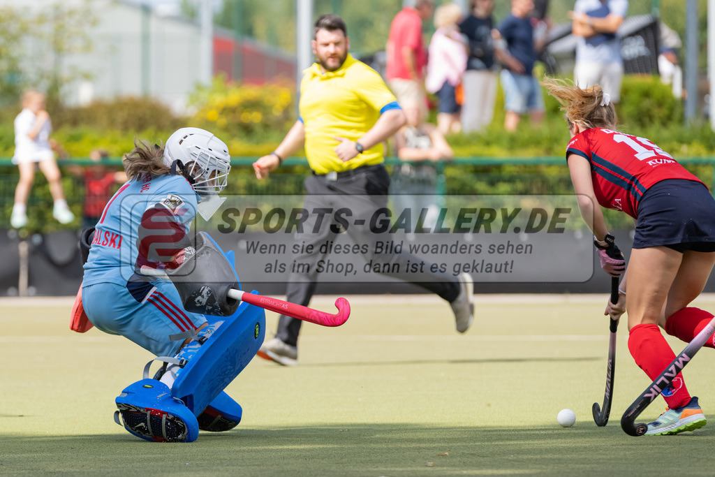 HK_20220903_109559 | 1. Bundesliga Damen Düsseldorfer HC - Berliner HC am 3.9.2022 DHC Düsseldorf, Düsseldorf , Nathalie Kulbatzki ( Torfrau Düsseldorfer HC #1 ) , Philine Drumm ( Berliner HC #19 )