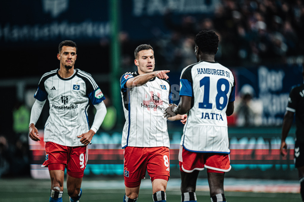 Fußball | Männer | Saison 2023/2024 | 2. Fußball-Bundesliga | 12. Spieltag | Hamburger SV vs. 1. FC Magdeburg | 04.11.2023 | Laszlo Benes (#8, HSV) bedankt sich nach seinem Tor bei Bakery Jatta (#18, HSV) für die Vorlage