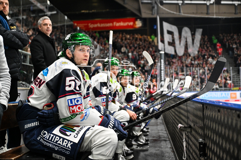 Augsburger Panther - Eisbären Berlin | aUGSBURG, GERMANY - 27. JANUARY: ein Blick auf die Bank der Berliner - vorne Makus NIEMELÄINEN (Eisbären Berlin 56) während dem Match zwischen den Augsburger Panthern und den Fischtown Pinguins am 43. Spieltag der Penny DEL im Curt Frenzel Stadion