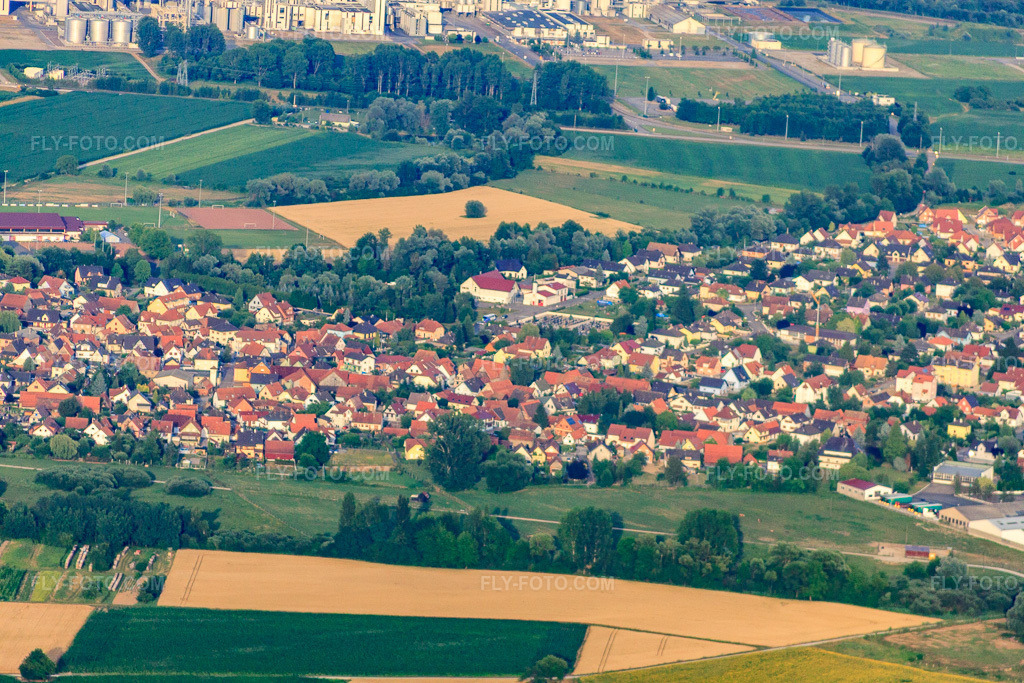 Aerial view: View of the town from the west in Beinheim in the state Bas-Rhin, France. – Photo: IMG_30597.jpg taken on 07/09/2010 by Werner Riehm/FLY-FOTO.com – Resolution of the original: 4752 x 3168 px