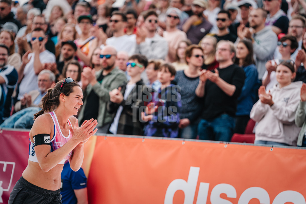 Beachvolleyball | Frauen | German Beach Tour 2024 | Tourstop Bremen | 08.06.2024 | Kira Walkenhorst applaudiert den Fans