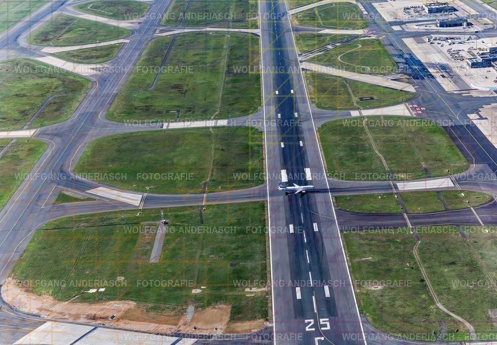 R3B_0273_wa_fra_fra_skyline_wa_finish | Der Blick aus dem Privatflugzeug öffnet den Raum über dem Frankfurt Airport. Start- und Landebahnen zeichnen klare Linien in die Landschaft, Flugzeuge wirken wie bewegte Gedanken. Ein Moment zwischen Aufbruch und Ankommen – ruhig, kraftvoll, voller Weite. Frankfurt zeigt sich hier als globales Zentrum aus der Perspektive der Freiheit.
 - Realisiert mit Pictrs.com