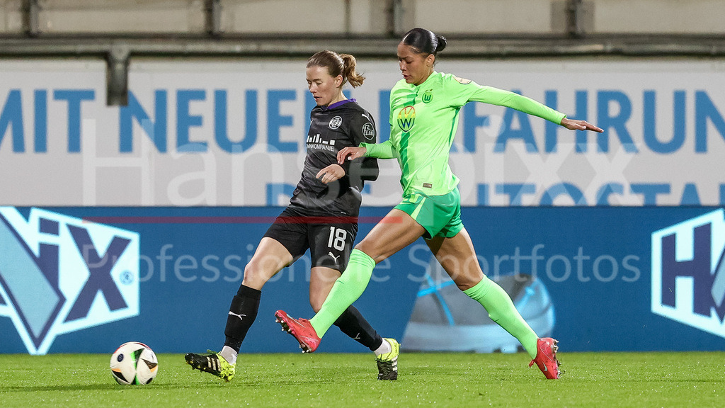 Fussball, Google Pixel Frauen-Bundesliga, VfL Wolfsburg - SGS Essen | v.li.: Lena Ostermeier (SGS Essen, 18) und Sveindis Jonsdottir (VfL Wolfsburg, 23) im Zweikampf, Duell, Dynamik, Aktion, Action, Spielszene, DIE DFB-RICHTLINIEN UNTERSAGEN JEGLICHE NUTZUNG VON FOTOS ALS SEQUENZBILDER UND/ODER VIDEOÄHNLICHE FOTOSTRECKEN. DFB REGULATIONS PROHIBIT ANY USE OF PHOTOGRAPHS AS IMAGE SEQUENCES AND/OR QUASI-VIDEO.