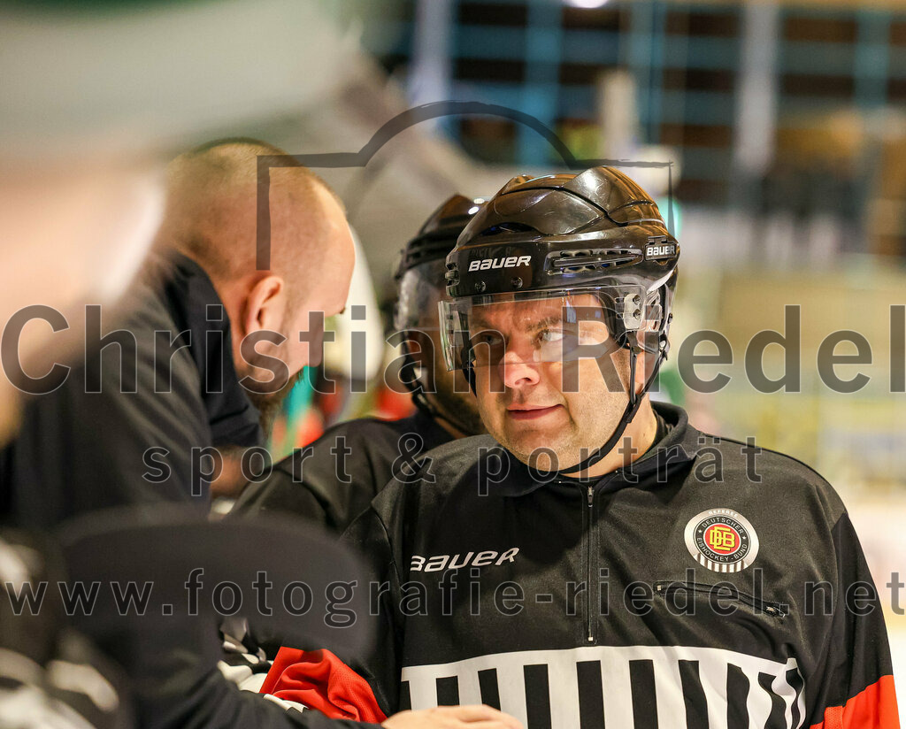 2024-01-05_012_TSV_Erding_gegen_VfE_Ulm-Neu-Ulm | Erding, Deutschland, 05.01.2024:
Eishockey, Bayernliga Vorrunde 2023 / 2024, 22. Spieltag, TSV Erding gegen VfE Ulm/Neu-Ulm, Endergebnis: 7:6

Teamchef Felix Schütz (Erding Gladiators)

Foto: Christian Riedel / fotografie-riedel.net