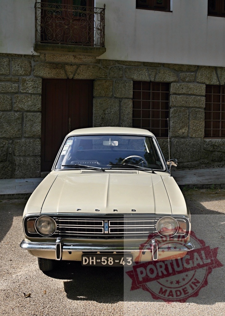 Ford Cortina classic car parked in front of old stone house | Ford Cortina vintage sedan parked in front of a traditional stone building on a sunny day - Realisiert mit Pictrs.com