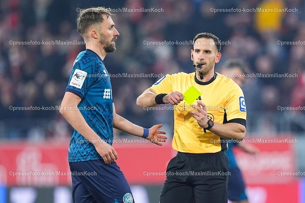xYDRx01022601064 | 01.02.2026, xydrx, Fußball, 3.Liga, Rot-Weiss Essen - SV Wehen Wiesbaden, Saison 2025 2026, Stadion an der Hafenstraße: Leonidas Exuzidis (Schiedsrichter) zeigt Florian Huebner (SV Wehen Wiesbaden #19) die gelbe Karte    DFB regulations prohibit any use of photographs as image sequences and or quasi-video. Photo: xYannisxDreimannxPressefotoKochx