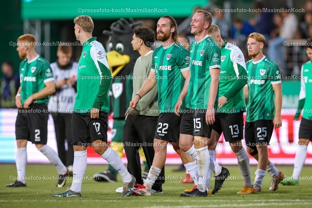 PRM22082501171 | 22.08.2025, Fußball, Preußen Münster - 1. FC Nürnberg, 2. Fußball Bundesliga,  Preußenstadion, Saison 2025 2026: Abschlussjubel nach dem 2:0 Sieg. Die Mannschaft lässt sich von den Fas feiern.  Simon Scherder (Preussen Muenster #15) Jannis Heuer (Preussen Muenster #22) DFB regulations prohibit any use of photographs as image sequences and or quasi-video.