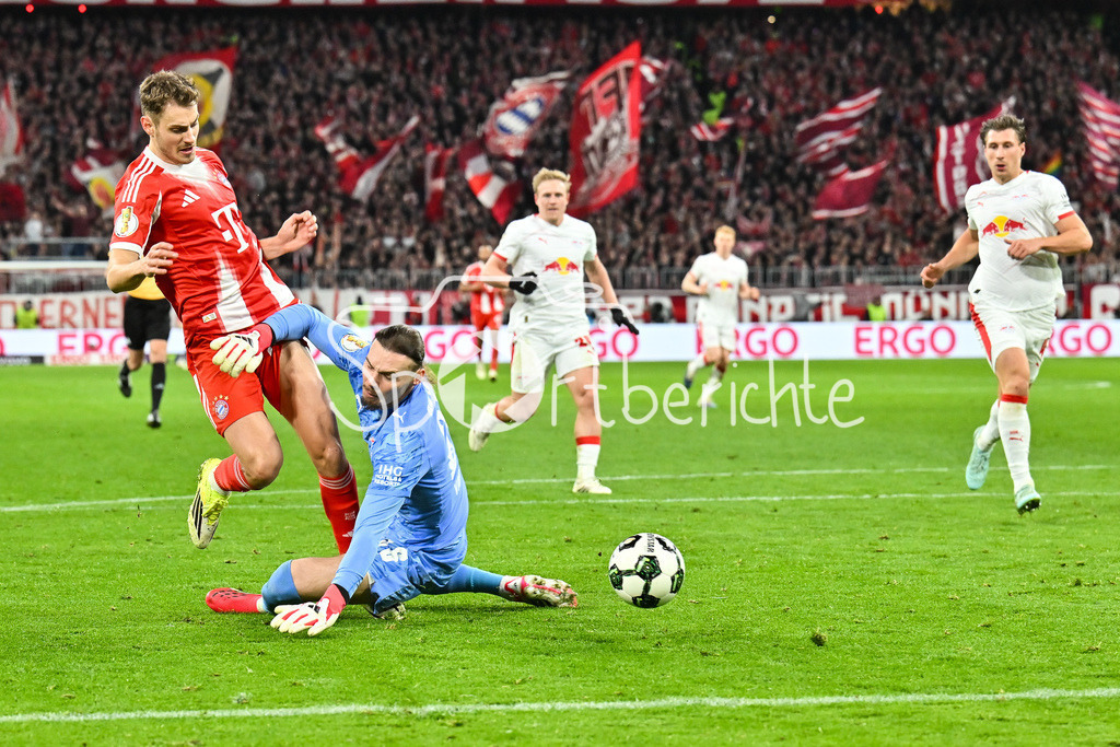 FC Bayern München - RB Leipzig | MUNICH, GERMANY - 11. FEBRUARY: im Duell Josip STANISIC (FC Bayern Munich 44) und Maarten VANDEVOORDT (RB Leipzig 26)während dem Spiel zwischen dem FC Bayern München und RB Leipzig beim Viertelfinale des DFB-Pokales in der Allianz Arena / Foulspiel / Elfmeter
