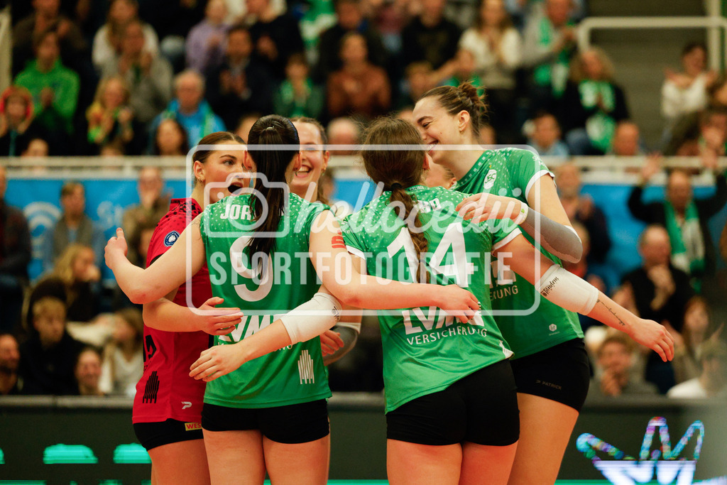 Volleyball I Frauen I Saison 2025-2026 I Bundesliga I 17. Spieltag I USC Münster - VfB Suhl LOTTO Thüringen I 07.02.2026-90 | Pippa Molenaar (1, USC Münster) Emilia Jordan (9, USC Münster) Brianna Ford (14, USC Münster) - Realisiert mit Pictrs.com