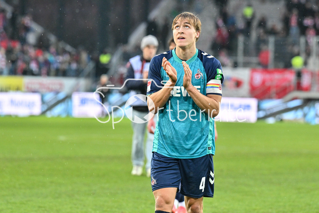 SSV Jahn Regensburg - 1. FC Köln | Die Spieler des FC bedanken sich bei den mitgereisten Fans nach dem Sieg in Regensburg / 2. Bundesliga: SSV Jahn Regensburg - 1. FC Koen, Jahnstadion am 08.12.2024 / Timo Bernd HUEBERS (1. FC Koeln 4)