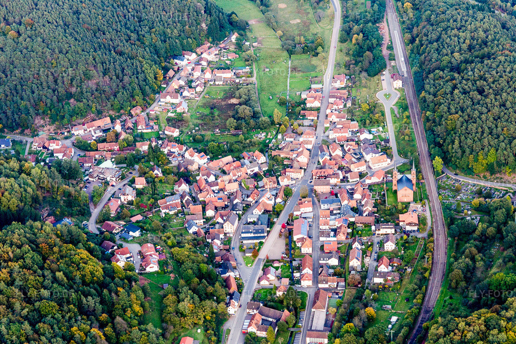 Luftbild: engen Queichtal zwischen B10 und Bahnstrecke in Wilgartswiesen im Bundesland Rheinland-Pfalz in Deutschland. Foto: IMG_103799.jpg vom 01.10.2017 durch Werner Riehm/FLY-FOTO.de