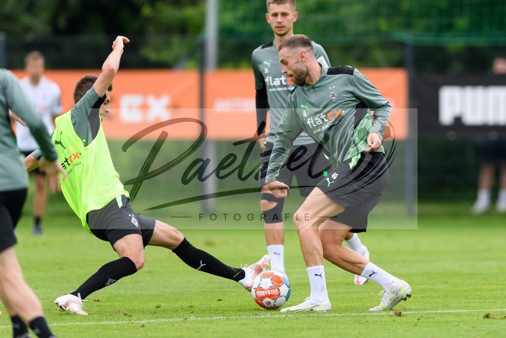 TRABMG20210719_086 | Fussball, Herren: Patrick Herrmann (Borussia Moenchengladbach) und Michel Lieder (Borussia Moenchengladbach) im Zweikampf beim Training von Borussia Moenchengladbach waehrend des Trainingslagers auf dem Trainingsplatz am Hotel Klosterpforte am 19.07.2021 in Harsewinkel, Deutschland. - Realisiert mit Pictrs.com