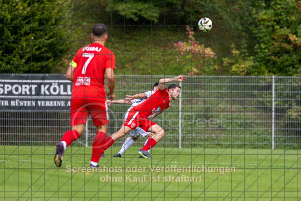 20250831_150835_0208 | #,TSG Salach (weiß) vs. SV Ebersbach (rot), Fußball, Bezirksliga - Bezirk Neckar/Fils, 02. Spieltag, Saison 2025/2026, Rasensportplatz, Staufenecker Straße, 73084 Salach, 31.08.2025 - 15:00 Uhr,Foto: PhotoPeet-Sportfotografie/Peter Harich