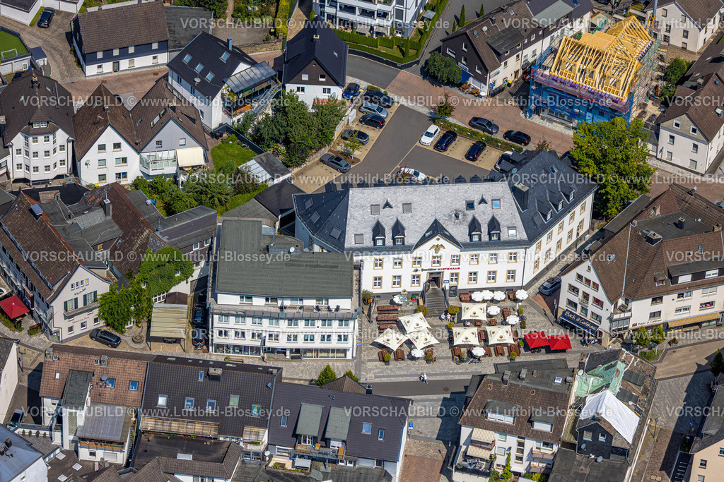 Attendorn250808491 | Luftbild, Benediktiner Wirtshaus mit Außengastronomie und Sonnenschirme, oben Wohnhaus Baustelle und Dacharbeiten, Attendorn, Sauerland, Nordrhein-Westfalen, Deutschland