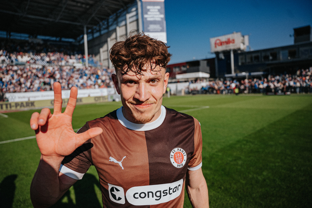 DSC01158 | Der offizielle Shop für FC St. Pauli Fotos. Wähle aus Spielszenen & Fanmomenten dein FCSP Wunschformat. Wir liefern Millerntor-Atmosphäre.