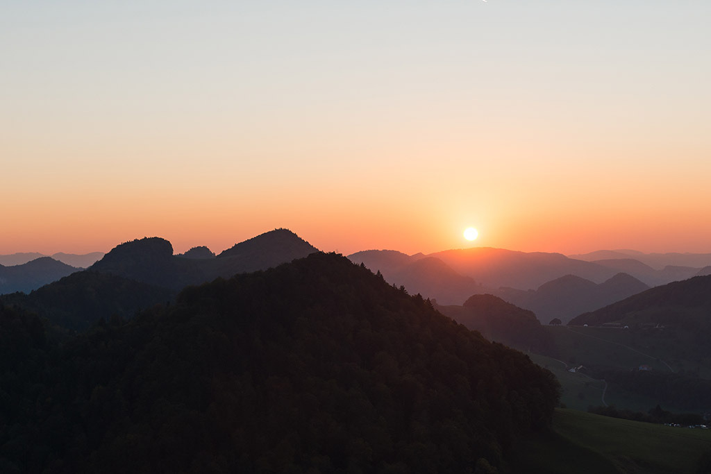 Sonnenuntergang in Hügellandschaft | Fotos mit schönen Motiven aus der Region Basel. - Realisiert mit Pictrs.com