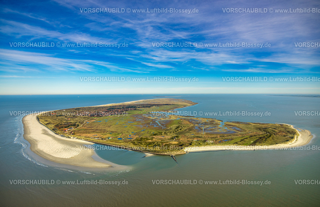 Wittmund251105707Spiekeroog | Luftbild, Gesamtansicht Ostfriesische Insel Spiekeroog, Westergroen Gebiet und Hafen mit Fähranleger, Fernsicht und blauer Himmel mit Horizont, Spiekeroog, Norddeutschland, Ostfriesland, Niedersachsen, Deutschland