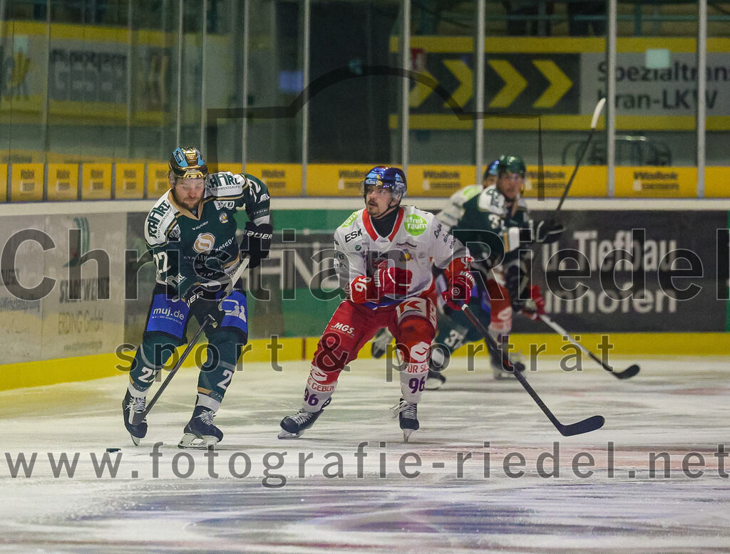 2025-11-16_040_TSV_Erding_gegen_Selber_Woelfe | Erding, Deutschland, 16.11.2025:Eishockey, Oberliga Süd 2025 / 2026, 17. Spieltag, TSV Erding gegen Selber Wölfe, Endergebnis: 3:1Grady Hobbs (Erding Gladiators, #22), Lukas Valasek (Selber Wölfe, #96)Foto: Christian Riedel / fotografie-riedel.net