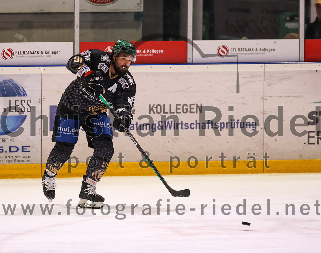 2024-03-15_006_TSV_Erding_gegen_EHC_Koenigsbrunn | Erding, Deutschland, 15.03.2024:
Eishockey, Bayernliga Playoffs 2023 / 2024, 3. Spieltag, TSV Erding gegen EHC Königsbrunn, Endergebnis: 3:4 n. V.

Gabriel Gawron (Erding Gladiators, #9)1

Foto: Christian Riedel / fotografie-riedel.net
