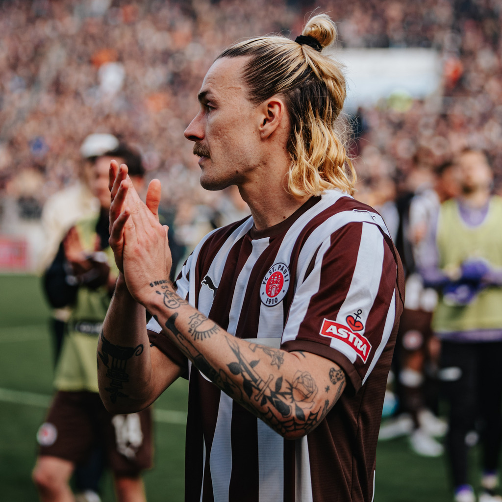 FCS09656 | Der offizielle Shop für FC St. Pauli Fotos. Wähle aus Spielszenen & Fanmomenten dein FCSP Wunschformat. Wir liefern Millerntor-Atmosphäre.