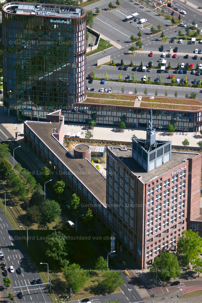 4035438 | BRAUNSCHWEIG 31.07.2020 Neubau des Business Center III am Hochhaus " Business Center II " im BRAWOPARK am Willy-Brandt-Platz in Braunschweig im Bundesland Niedersachsen. Weiterführende Informationen bei: ANES Bauausführungen Berlin GmbH,  ARCHITEKTEN BDA REICHEL STAUTH,  Architekturbüro Papendieck , Rade+Partner -Partnerschaftsgesellschaft,  Ed. Züblin AG,  Gattermann Immobilien  Projekt GmbH,  Ingenieurbüro Damer + Partner,  Köster GmbH,  STAUTH | Architekten Partnerschaftsgesellschaft mbB,  Stadt Braunschweig. // Construction site of new Building on the skyscraper at BRAWOPARK of the Volksbank in Braunschweig in the state Lower Saxony. Further information at: ANES Bauausfuehrungen Berlin GmbH,  ARCHITEKTEN BDA REICHEL STAUTH,  Architekturbuero Papendieck , Rade+Partner -Partnerschaftsgesellschaft,  Ed. Zueblin AG,  Gattermann Immobilien  Projekt GmbH,  Ingenieurbuero Damer + Partner,  Koester GmbH,  STAUTH | Architekten Partnerschaftsgesellschaft mbB,  Stadt Braunschweig. Foto: Gerhard Launer