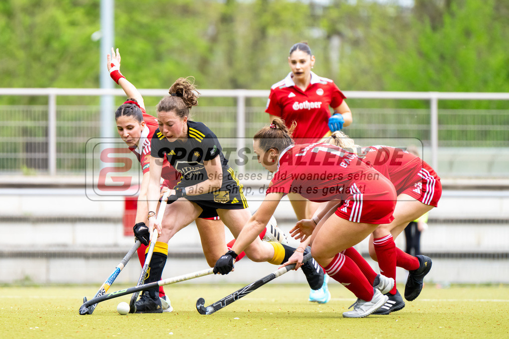 HK_20240407_100193 | 1. Bundesliga Hockey Damen Rot-Weiss Köln - Harvestehuder THC am 7.4.2024 Rot-Weiss Köln, Köln , Marisa Martin Pelegrina ( Harvestehuder THC #38 ) , Maja Weber ( Rot-Weiss Köln #21 ) , Nike Lorenz ( Rot-Weiss Köln #11 )