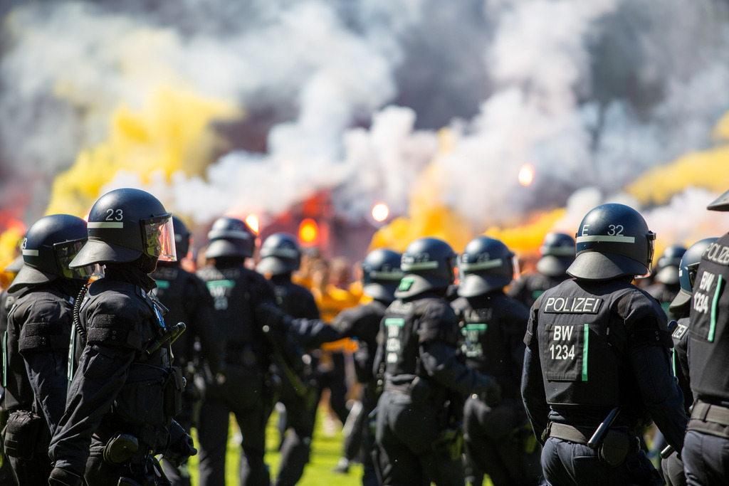 Fußball 3. Liga, Saison 2024/25, 37. Spieltag: Waldhof Mannheim gegen Dynamo Dresden***Pure Begeisterung und Platzsturm der Fans von Dresden nach dem Abpfiff und dem Aufstieg in die 2. Liga. Die Polizei drängt die Fans zurück | Fußball 3. Liga, Saison 2024/25, 37. Spieltag: Waldhof Mannheim gegen Dynamo Dresden***Pure Begeisterung und Platzsturm der Fans von Dresden nach dem Abpfiff und dem Aufstieg in die 2. Liga. Die Polizei drängt die Fans zurück - Realisiert mit Pictrs.com