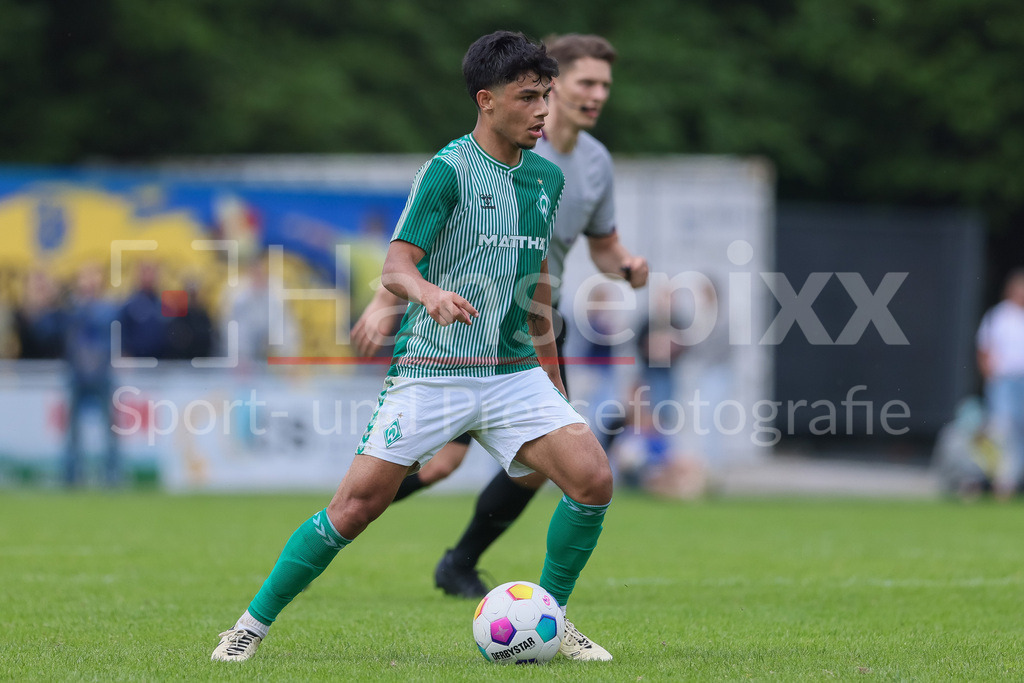 Fussball, Relegation Regionalliga Nord, SV Werder Bremen II - Holstein Kiel II | v.li.: Ricardo-Felipe Schwarz (SV Werder Bremen II, 6) am Ball, Einzelbild, Ganzkörper, Aktion, Action, Spielszene