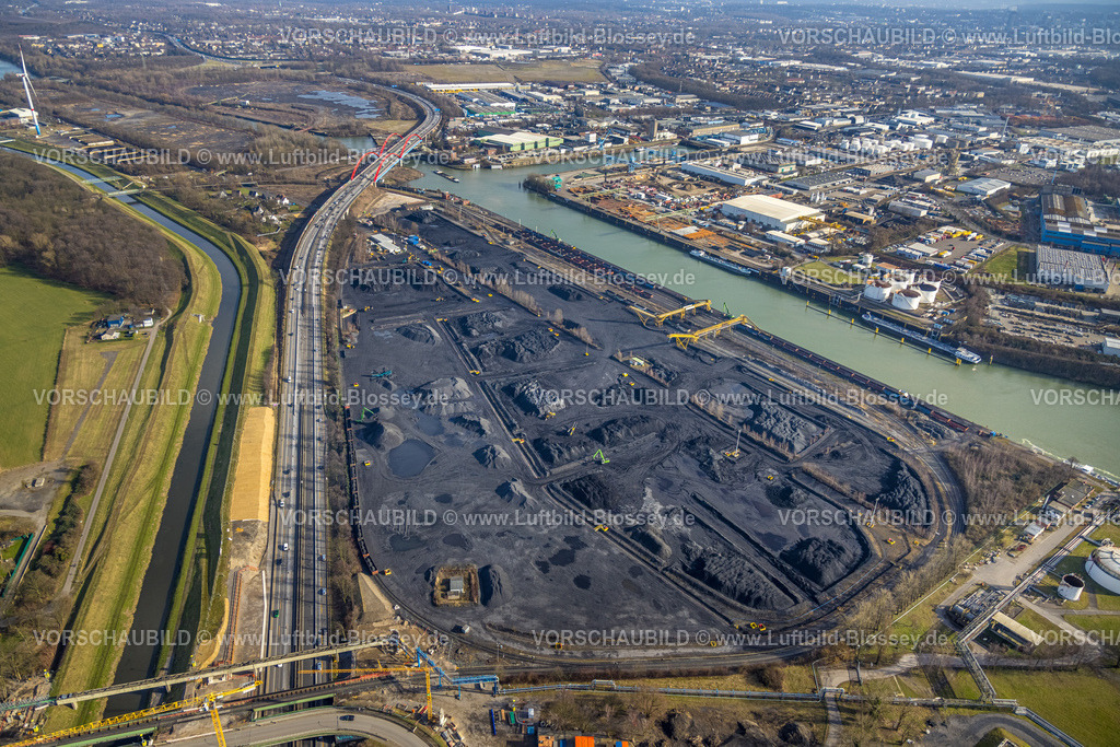 Bottrop250202479Mitte | Luftbild, Kohlehafen Bottrop im Hafen Bottrop mit Gewerbepark Hafenstraße, Autobahn A42 und rote Rhein-Herne-Kanalbrücke, Ebel, Bottrop, Ruhrgebiet, Nordrhein-Westfalen, Deutschland