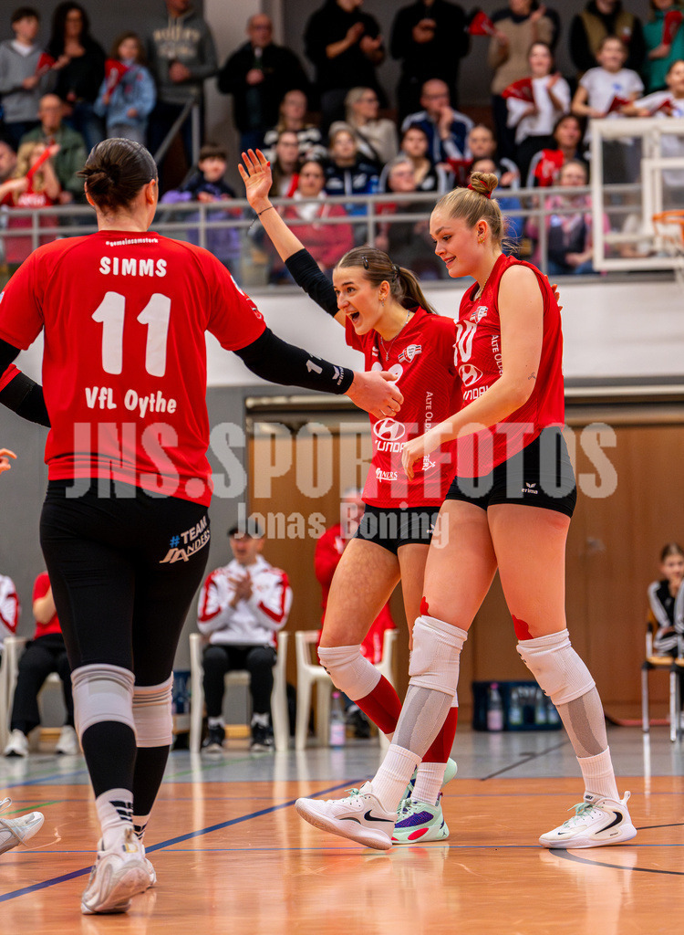 Volleyball I Frauen I Saison 2025-2026 I 2 Bundesliga Pro I 16. Spieltag VFL Oythe - TV Planegg-Krailling-34 | Jacklyn Simms (11,VFL Oythe), Annelis Lotte Tyws (13,VFL Oythe) und Mariele Meyer (10,VFL Oythe) - Realisiert mit Pictrs.com