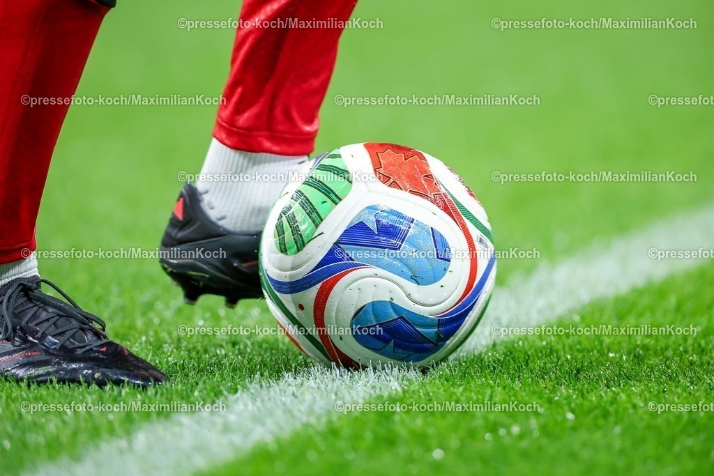 DFB17112501017 | 17.11.2025, Fußball, Länderspiel, WM-Qualifikation Europa, Deutschland - Slowakei, Red Bull Arena (Leipzig), 10. Spieltag, Saison 2025 2026: Nahaufnahme Spielball beim Aufwärmen Training auf dem rasen am Fuß Fußballtraining Regulations prohibit any use of photographs as image sequences and or quasi-video.