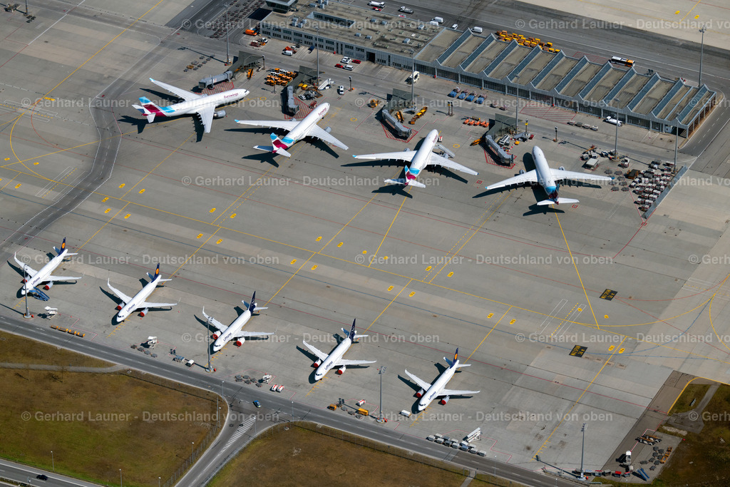 4021159 | MüNCHEN-FLUGHAFEN 08.04.2020 Passagierflugzeuge krisenbedingt stillgelegt auf der Parkpositionen und Abstellfläche auf dem Flughafen in München im Bundesland Bayern, Deutschland. // Passenger aircraft decommissioned due to the crisis on the parking positions and parking space at the airport in Munich in the state Bavaria, Germany. Foto: Gerhard Launer