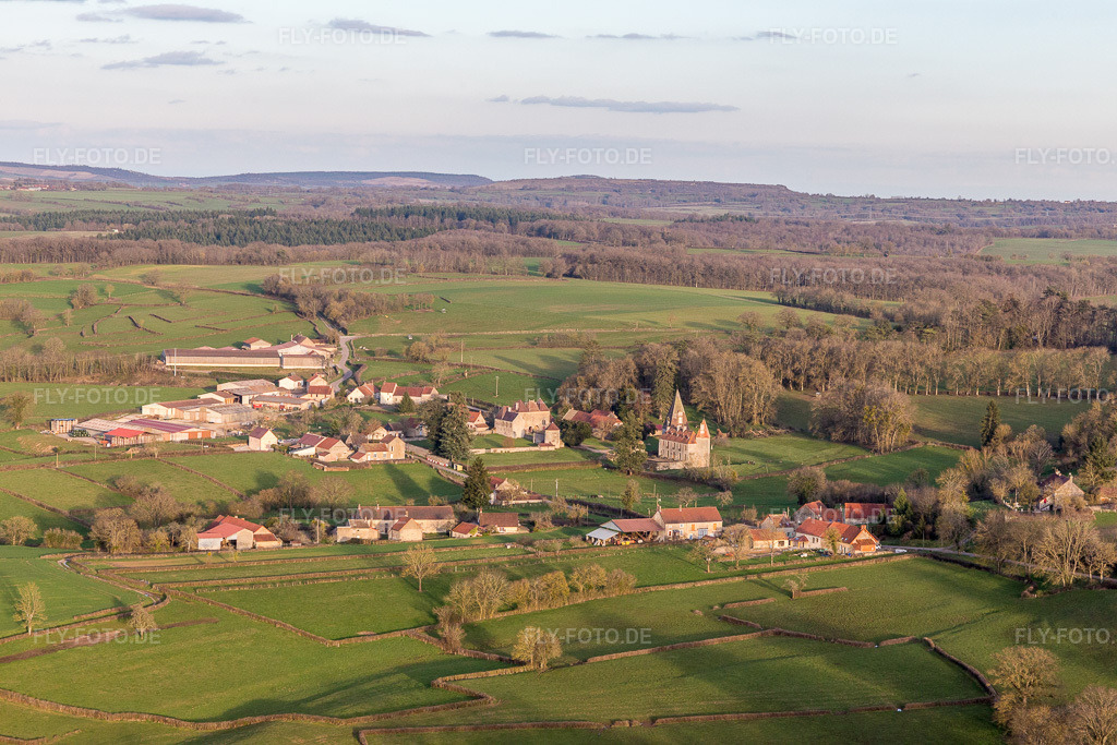 Luftbild: Morlet , Château de Morlet im Burgund in Morlet im Bundesland Saône-et-Loire in Frankreich. Foto: IMG_105514.jpg vom 01.04.2018 durch Werner Riehm/FLY-FOTO.de