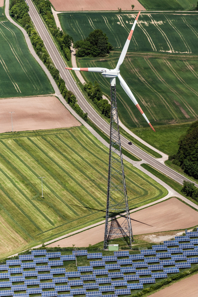 dr__dsc8907.jpg | FEUCHTWANGEN 07.05.2018 Panelreihen der Photovoltaikanlage und Solarpark bzw. Solarkraftwerk und Windrad in Feuchtwangen im Bundesland Bayern, Deutschland. // Panel rows of photovoltaic and solar farm or solar power plant and wind turbine in Feuchtwangen in the state Bavaria, Germany. Foto: Daniel Reiter