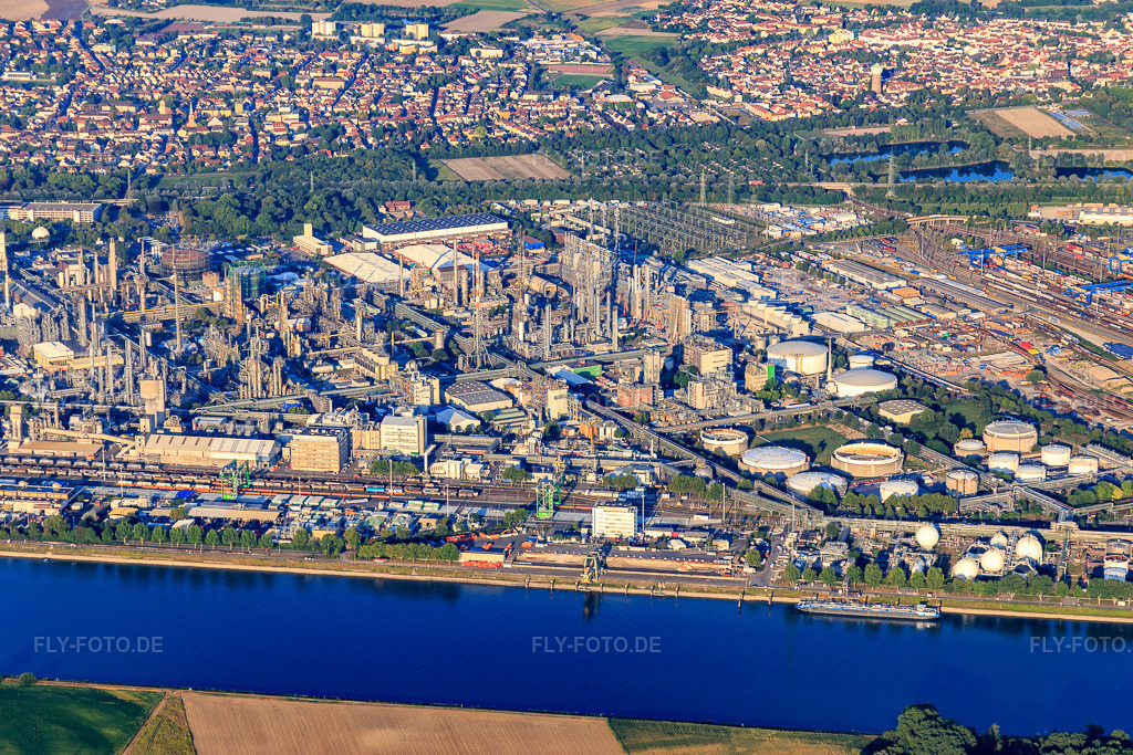 Luftbild: BASF Kompressorenstraße im Ortsteil BASF in Ludwigshafen im Bundesland Rheinland-Pfalz in Deutschland. Foto: IMG_109494.jpg vom 31.07.2018 durch Werner Riehm/FLY-FOTO.deWWW.BASF.COM