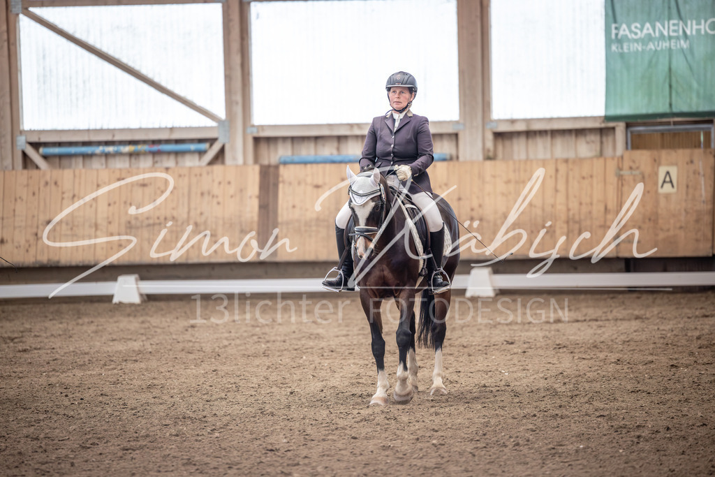 20251011-_3LI0495 | Tierfotografie Pferde, Hunde, Katzen, Haustiere.
Turnierfotografie Reitturniere, Reiten, Springreiten, Dressur in Hanau, dem Main-Kinzig-Kreis und dem Rhein-Main- Gebiet um Frankfurt