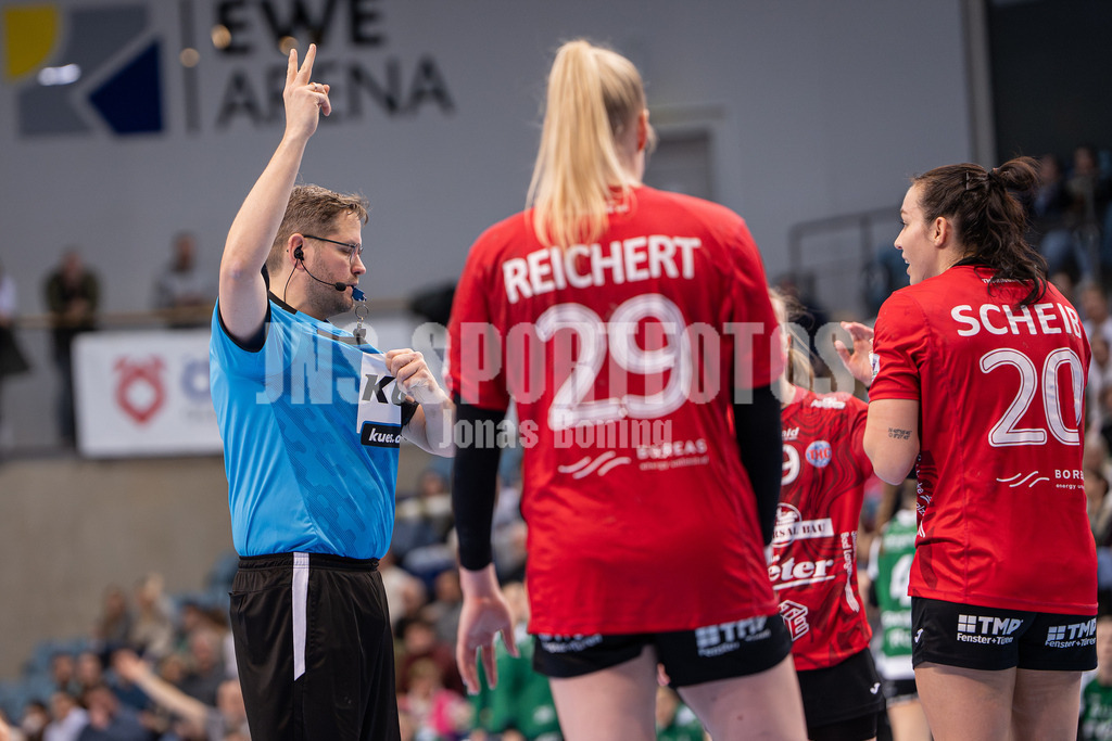 Handball I Frauen I Saison 2025-2026 I 1. HBF I 17. Spieltag I VFL Oldenburg - Thüringer HC I 0656 | 2 Minuten gegen Jana Scheib (20, Thüringer HC) (rechts)  - Realisiert mit Pictrs.com