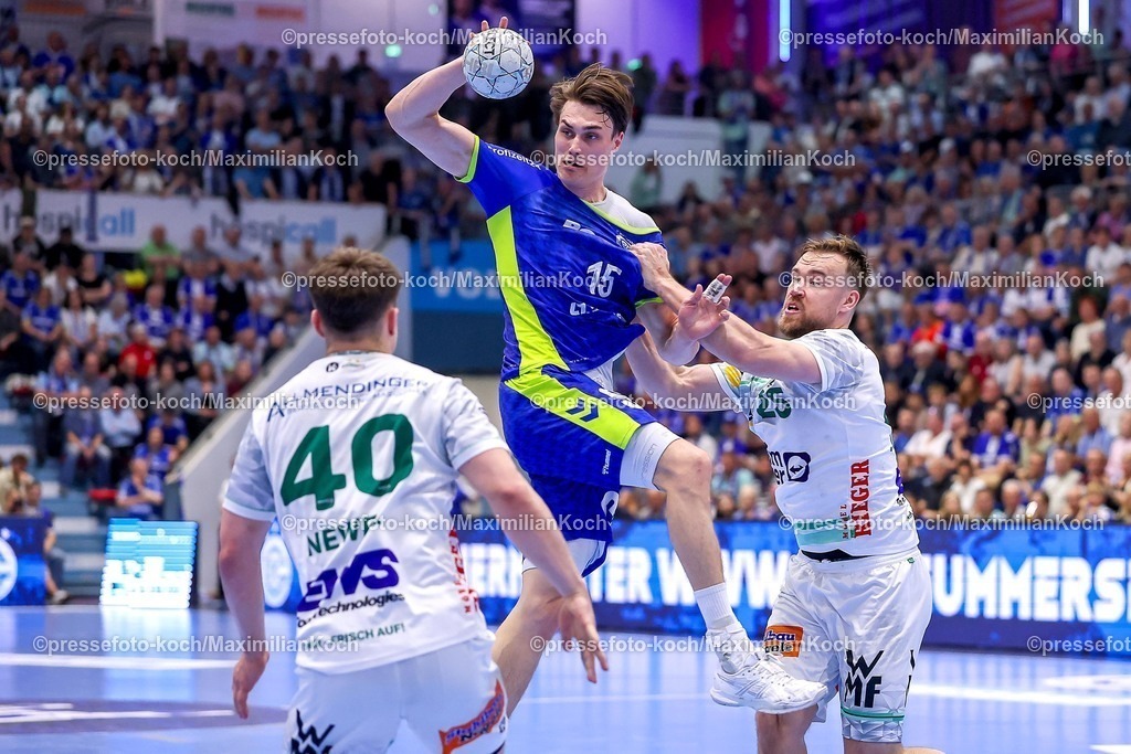 Gum30042601132 | 30.04.2026, Handball, 1. HBL, VfL Gummersbach - Frisch Auf! Göppingen, Saison 2025 / 2026 Herren, Schwalbe-Arena: Miro Schluroff (VfL Gummersbach #15) im Zweikampf gegen  Elias Newel (Frisch Auf Göppingen #40) Ludvig Aström (Frisch Auf Göppingen #25) 