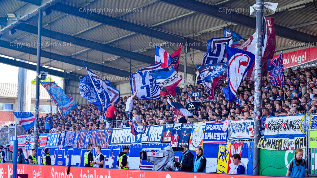 Holstein Kiel vs SC Freiburg | Anfeuerung zur 2. Halbzeit / Fußball-Bundesliga Männer 2024/2025 / 33. Spieltag / Holstein Kiel vs SC Freiburg / Holstein-Stadion / Kiel / 10.05.25 - Realisiert mit Pictrs.com
