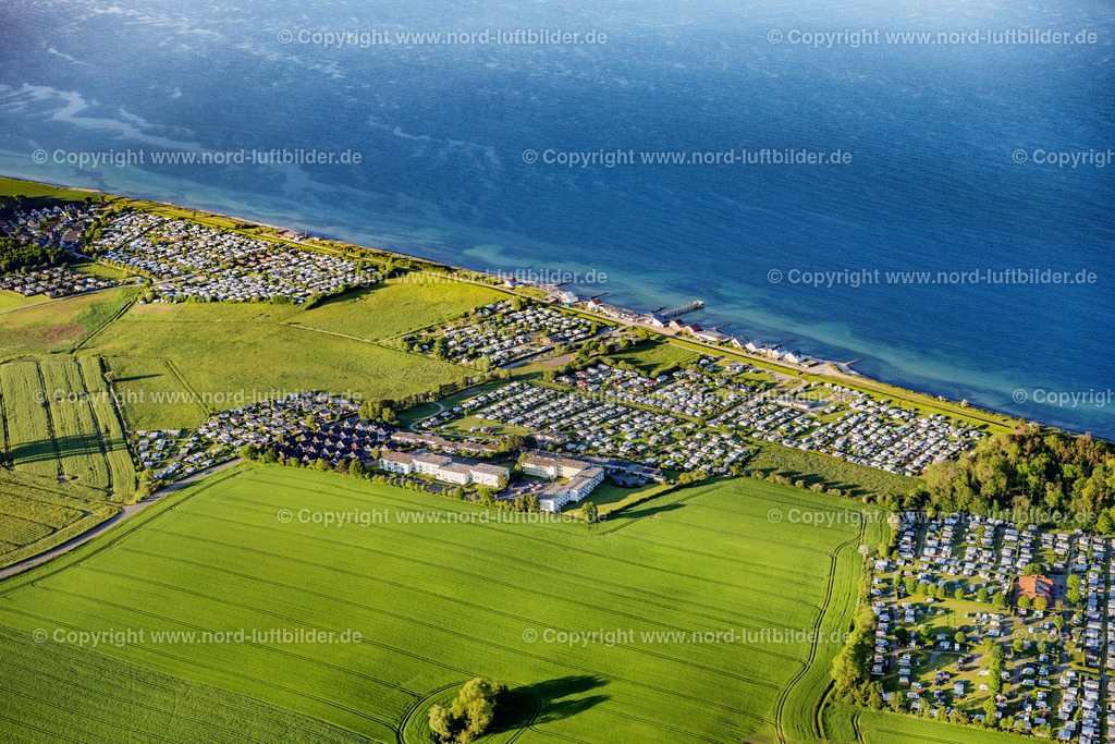 Süssau_Camping_Platz_ELS_8696030622 | HERINGSDORF 03.06.2022 Campingplatz mit Wohnwagen und Zelten am Seeufer " Süssau " in Heringsdorf im Bundesland Schleswig-Holstein, Deutschland. // Campsite with caravans and tents on the lake shore " Suessau " in Heringsdorf in the state Schleswig-Holstein, Germany. Foto: Martin Elsen