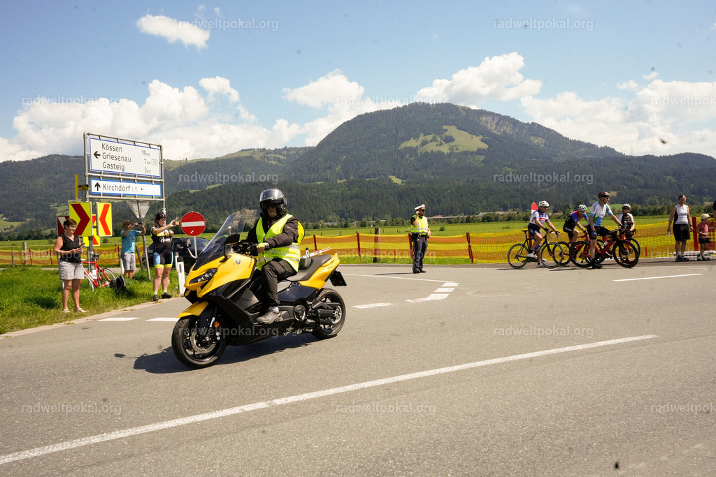 243_20230817_Bewerb_Maenner_Muehlanger | AUT - OESTERREICH, 2023-08-16: SPORT RENNRAD-FAHREN - 55. INTERNATIONALER RADWELTPOKAL IN ST. JOHANN IN TIROL  - Vintage-Radrennen mit WM-Bronze-Medaillen-Siegerin Christina Schweinberger, den Teilnehmer und Alexander Baumann (vom Orginastions-Team) - TAG 2 BEWERB MAENNER IN SECHS GRUPPEN  ; Foto: Roland Muehlanger