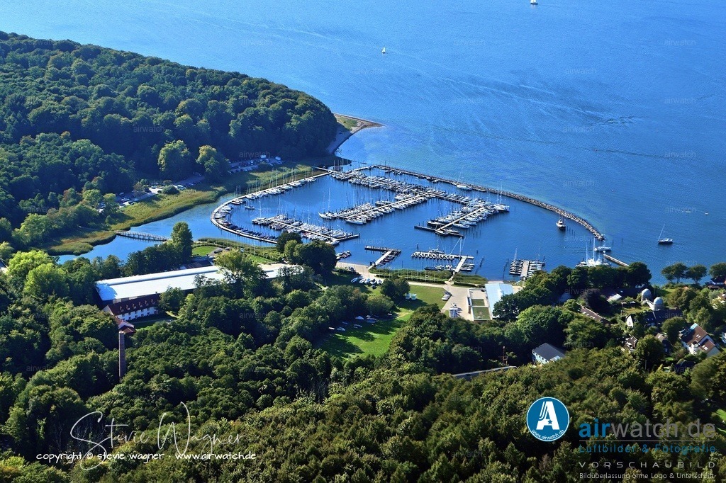 Luftbild Hanseatische Yachtschule - Der Tourismus bleibt bis heute ein wichtiger Wirtschaftsfaktor | Der Yachthafen wurde dabei nicht nur als funktionale Anlage genutzt, sondern auch als attraktiver Ankerpunkt für Urlauber, die Segelschnupperkurse oder Törns auf der Ostsee buchen. Der Tourismus bleibt bis heute ein wichtiger Wirtschaftsfaktor, wobei sich Glücksburg besonders auf Gesundheits- und Wellnesstourismus spezialisiert hat – ergänzt durch Angebote wie die Förderland Therme und die Ostseepromenade.