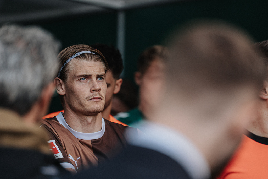 FCS06749 | Der offizielle Shop für FC St. Pauli Fotos. Wähle aus Spielszenen & Fanmomenten dein FCSP Wunschformat. Wir liefern Millerntor-Atmosphäre.