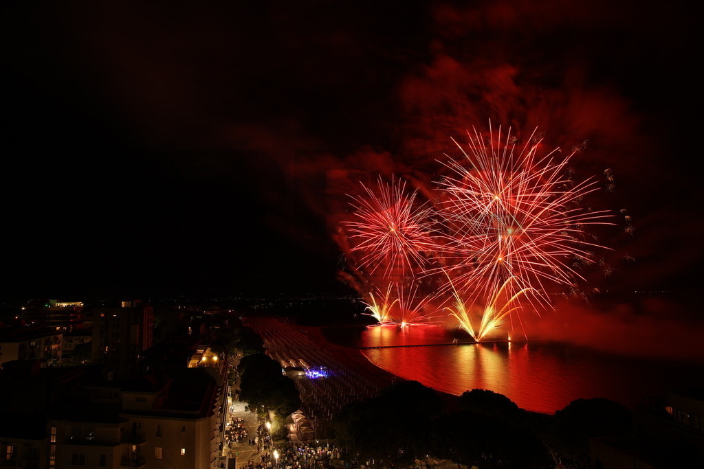 Ferragosto Fireworks in Grado, Italy | GRADO, ITALY, 15.AUG.26 - FIREWORKS - Ferragosto fireworks over the Adriatic Sea in Grado, Italy. Colorful fireworks light up the night sky above the beach, coastline and waterfront during the traditional summer celebration. - Realisiert mit Pictrs.com